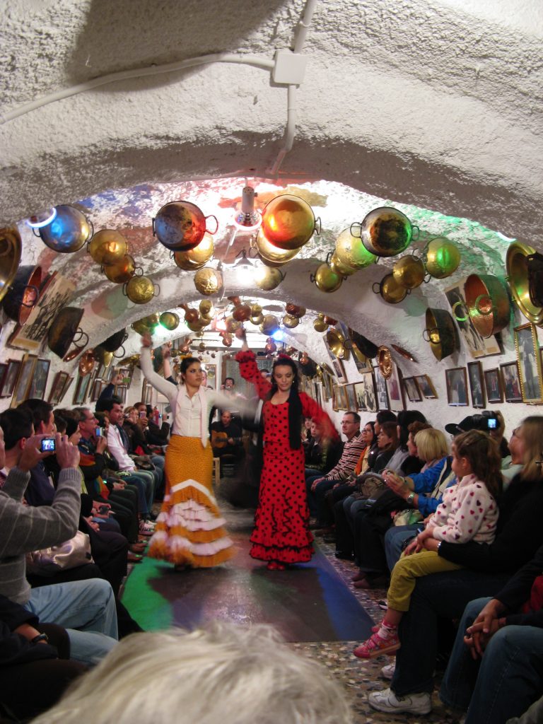 Cueva de baile flamenco en el barrio del Sacromonte